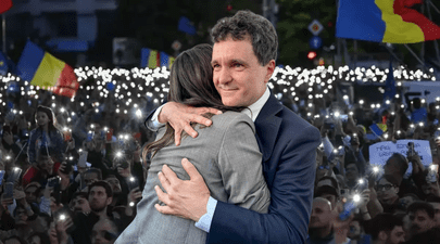 Ce a transmis Andreea Raicu la mitingul „România în lumină”: „Ca femeie, am fost învățată să tac”. L-a îmbrățișat pe Nicușor Dan
