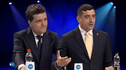 Reacțiile partenerei lui Nicușor Dan și soției lui George Simion la momentul în care candidații se acuză reciproc de „aruncat cu vorbe”. Una zâmbește, cealaltă privește îngrijorată