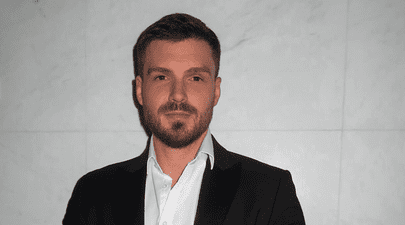 Bogdan Vlădău, gesturi interzise cu o brunetă focoasă într-un club din Capitală. Imagini incendiare!