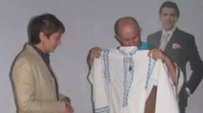 Mugur Mihăescu a primit o ie veche de 80 de ani
