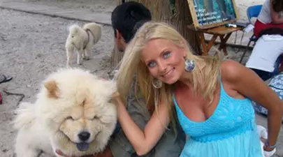 Sylvia vrea un câine Chow Chow