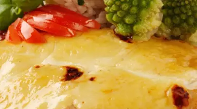 Pangasius gratinat cu orez şi sos de legume