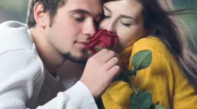 Cum îţi dai seama că te iubeşte în funcţie de zodie