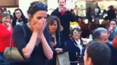 Video: un bărbat face o cerere penibilă în căsătorie