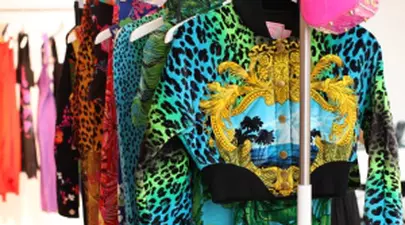 Colecţia Versace for H&M, o explozie de culoare şi stil