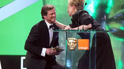 BAFTA 2012: Meryl Streep şi-a pierdut pantoful pe scenă (video)