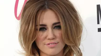 Miley Cyrus s-a logodit, dar nu e însărcinată!