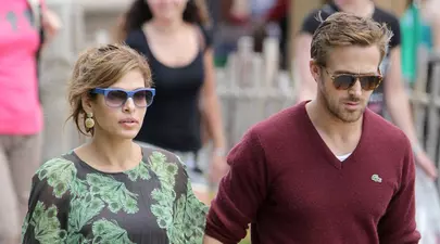 Ce cuplu superb! Eva Mendes şi Ryan Gosling, stilaţi la plimbare
