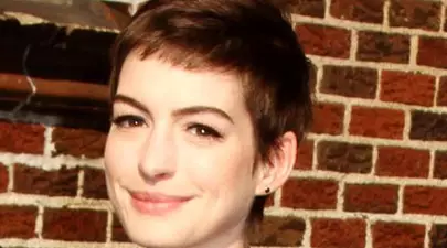 Poze: Anne Hathaway într-o rochie cu franjuri lungi. Îţi place?