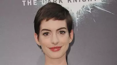 Wow! Vezi ce rochie a purtat Anne Hathaway aseară!