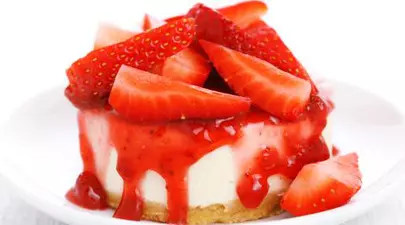 Reţete raw: Cheesecake de avocado cu căpşuni fără foc