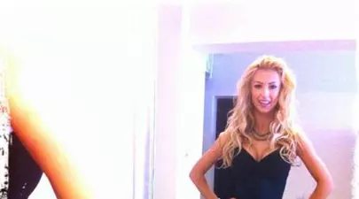 Uite ce combinaţie vestimentară poartă Andreea Bălan! Îţi place?