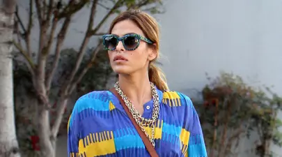 Eva Mendes arată foarte cool în albastru. Îţi place cum îi stă?
