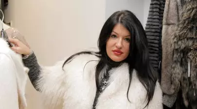 Mihaela Drafta, elegantă în blană de lamă. Vezi cum îi stă!