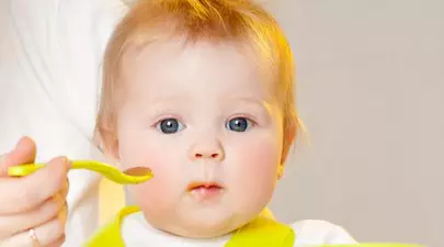 Copilul tău: E pregătit pentru prima masă solidă?