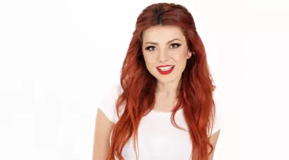 Stil de vedetă: Elena Gheorghe, o roşcată superbă! Îţi place look-ul ei?