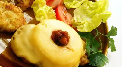 FRIPTURĂ: Ceafă de porc cu cartofi şi ananas