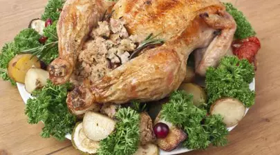 FRIPTURĂ: Pui umplut cu ciuperci şi merişoare