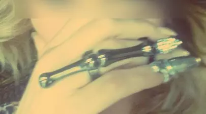 Accesorii cool: Vezi ce cântăreaţă din România poartă inele de unghii