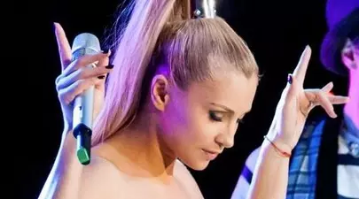 Wow, ce ţinută! Uite ce sexy e Lora pe scenă!