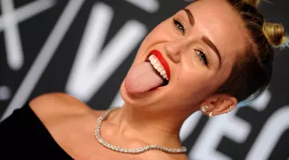 Şocant: Miley Cyrus, vulgară la premiile MTV