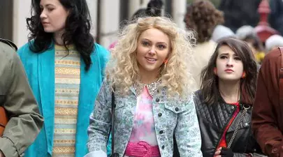 7 ţinute retro purtate de AnnaSophia Robb în „The Carrie Diaries”