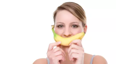 Cum îţi poţi albi dinţii cu ajutorul cojilor de banană