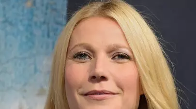 Gwyneth Paltrow, superbă într-o rochie Prada alb-negru