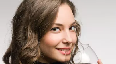 Top 5 alimente şi băuturi care îţi înnegresc dinţii