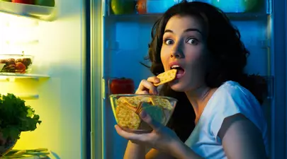 Alimente care îţi strică dinţii dacă le consumi seara