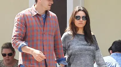 Este oficial! Mila Kunis şi Ashton Krutcher vor deveni pentru prima dată părinţi