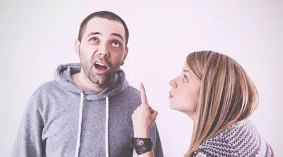 7 obiceiuri feminine care îi scot din sărite pe bărbaţi