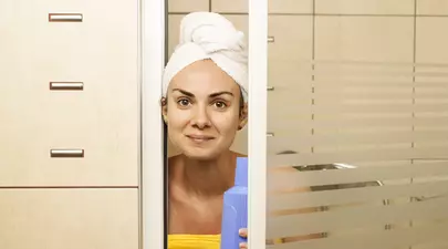 Cum cureţi rapid cabina de duş din sticlă