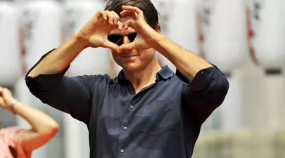 Tom Cruise ”s-a lipit” de una dintre cele mai frumoase femei din lume! E fosta nevastă a unui actor celebru!