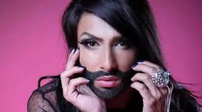 Conchita Wurst, show total pe scenă! S-a dezbrăcat complet în fața tuturor! Uite cum arată