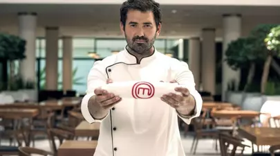 Chef Adrian Hădean îţi propune reţeta unor delicioşi biscuiţi de Crăciun