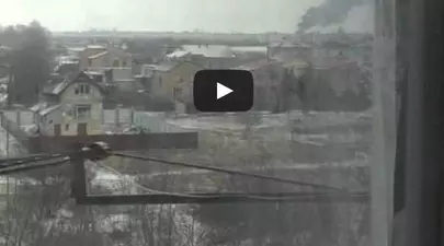 Șocant! Ce face o femeie în timp ce filmează un atac cu rachete de la geamul locuinţei sale din Kramatorsk! Video