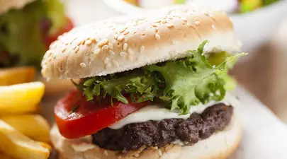 Ce se întâmplă în organismul tău dacă mănânci hamburger?