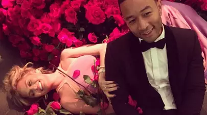 Un truc simplu de la superba soție a lui John Legend. Uite cum înmoaie untul! VIDEO