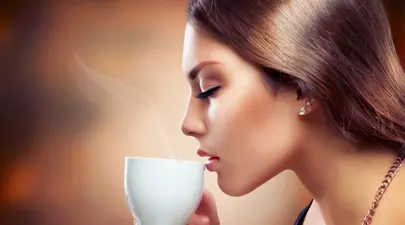 Ce boli riști să faci dacă bei cafea pe stomacul gol