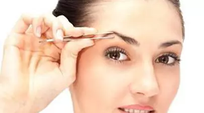 Truc: cum să îți pensezi sprâncenele, ca să-ți schimbi look-ul