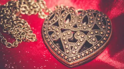 Talismanele dragostei – cum și din ce îți faci un talisman aducător de iubire