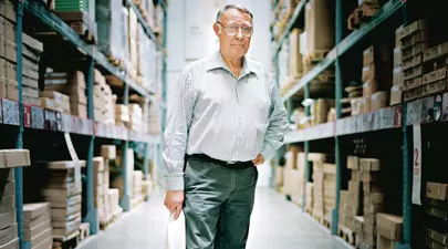 Are miliarde în cont și își cumpără haine doar de la second hand. De ce face asta fondatorul Ikea