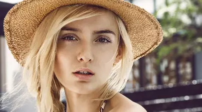 Cum să obții un look natural și feminin în această vară