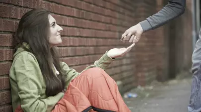 O adolescenta cerșea pe stradă alături de bebelușul ei. Un suflet bun i-a schimbat destinul într-o singură zi