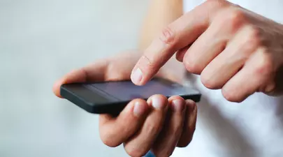 Ce spune despre tine felul în care ții telefonul mobil
