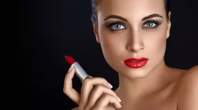 7 greșeli pe care le faci când aplici rujul