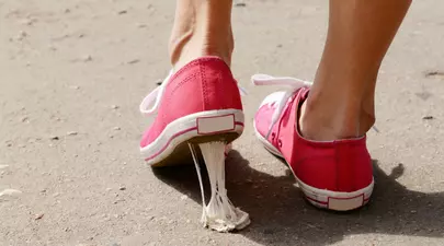 Cum scapi de guma de mestecat de pe pantofi