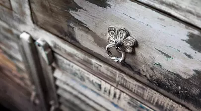 A cumpărat un dulap vechi cu o sumă infimă, dar a găsit o adevărată comoară în sertarul lui