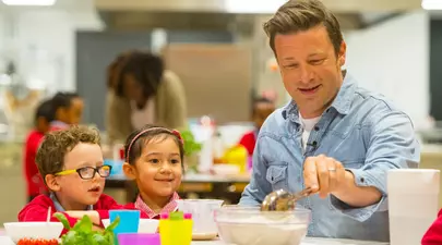Copii mofturoși: trucuri de la Jamie Oliver pentru a-i convinge să mănânce
